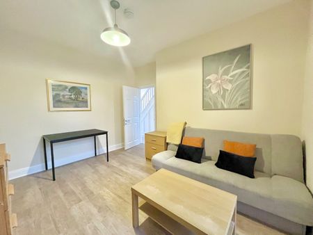 Studio Flat, Lo, W3 - Photo 2