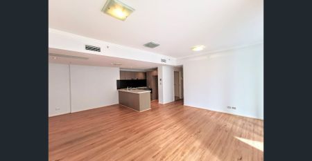 Spacious Two Bedroom Apartment - Photo 2