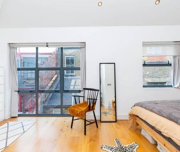 Large studio space with balcony and roof terrace in the heart of Bethnal Green - Photo 1