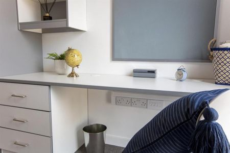 1 bedroom in a flat share to rent - Photo 2
