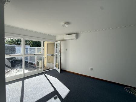 Cozy two bedroom rear unit - Photo 4