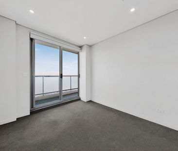 Spacious 2 bedroom apartment with 360 city views - Photo 5