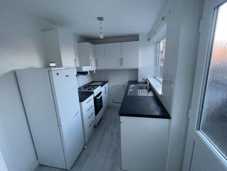 2 bedroom terraced house to rent - Photo 4