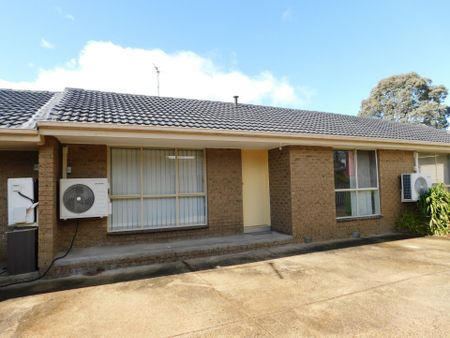 TWO BEDROOM UNIT CLOSE TO SCHOOLS, SHOPS AND TRANSPORT. - Photo 4