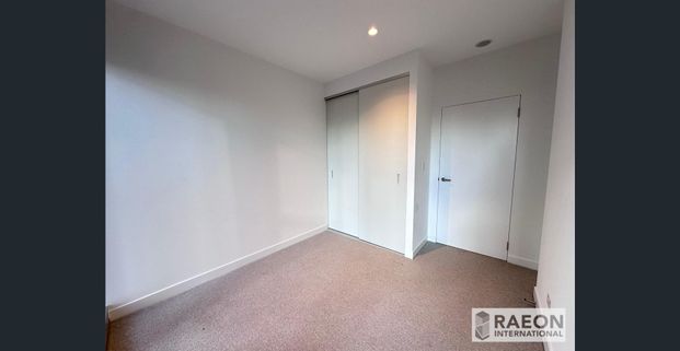 Luxurious and Convenient Living in Melbourne CBD - Photo 1