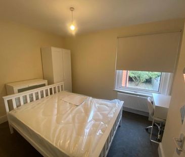 4 bedroom semi-detached house to rent - Photo 3