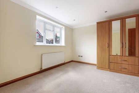 Sun House, 10 Farncombe Street, Farncombe, Surrey, GU7 - Photo 4