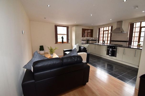 4 bedroom flat to rent - Photo 1