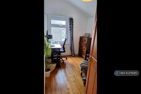 3 bedroom end of terrace house to rent - Photo 3