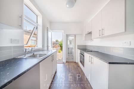 3 bedroom terraced house to rent - Photo 4