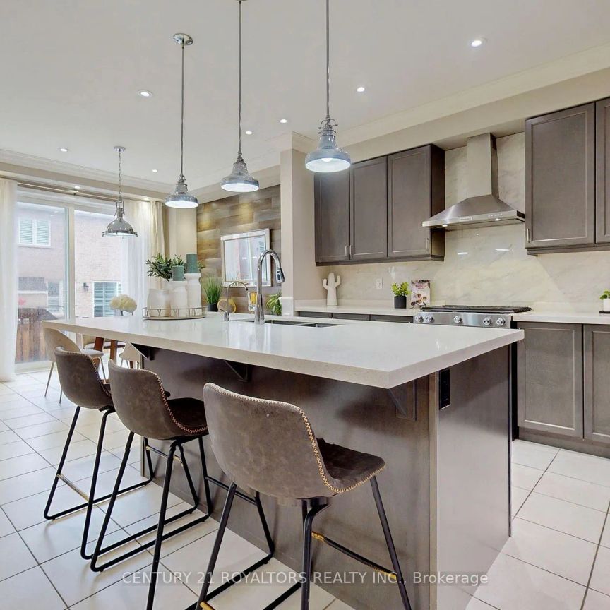 Detached Home For Lease | W9031533 - Photo 1