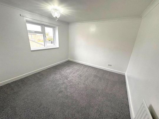 4 bedroom end of terrace house to rent - Photo 1