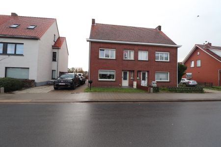 Een ruim woonhuis - halfopen bebouwing - met garage en tuin. - Foto 5