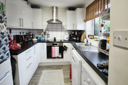 2 bedroom semi-detached house to rent - Photo 5