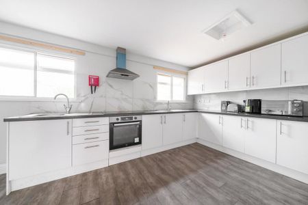 1 bedroom in a house share to rent - Photo 2