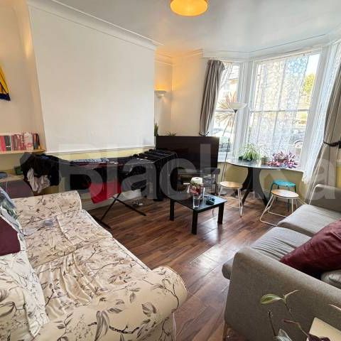 Period house with two bathrooms & patio garden - Photo 1