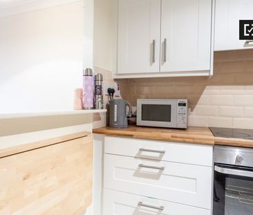 Bed in a twin room in a 2-bedroom flat in Silicon Docks - Photo 3