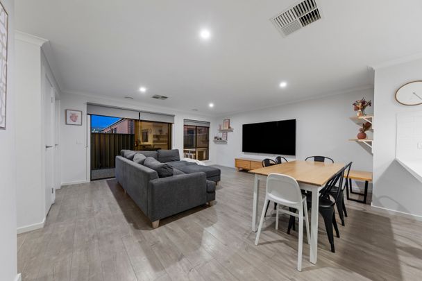 Picture Perfect on Cinema St! - Photo 1