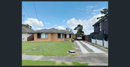 Uniting stylish 3 bedrooms with wardrobes, floorboards, air-conditioning, and a single carport. - Photo 4