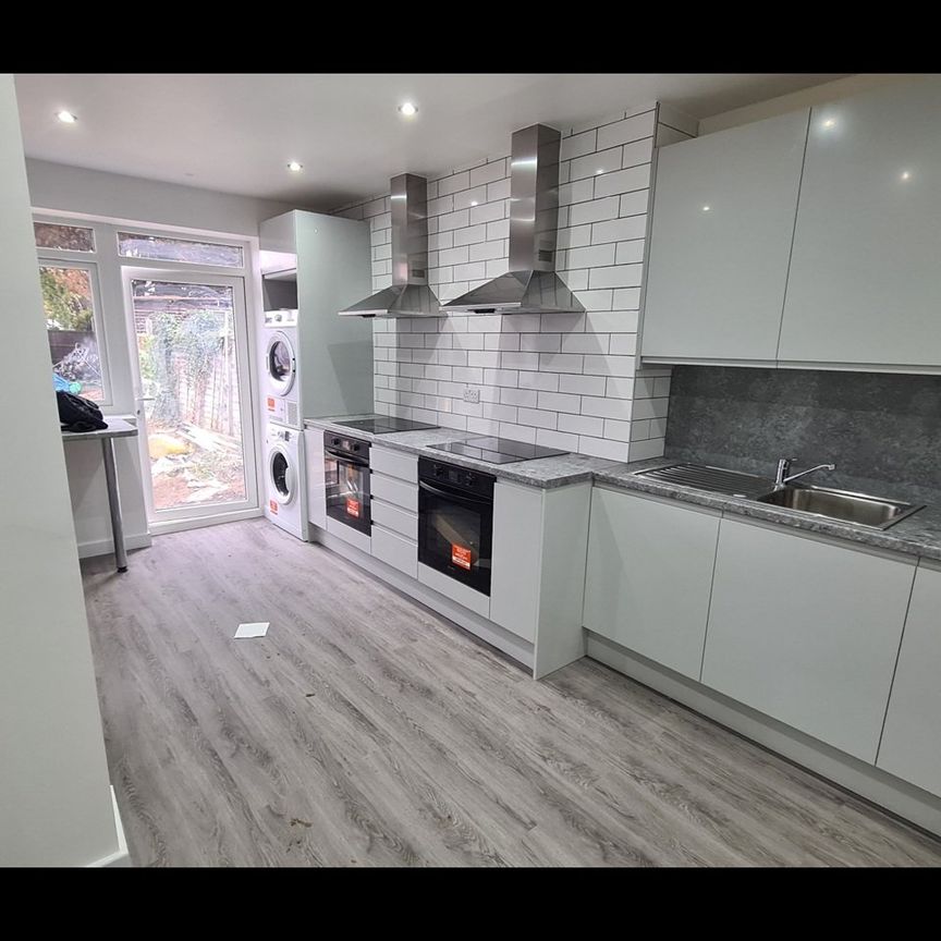 Room in a Shared House, Rayners Lane, HA2 - Photo 1