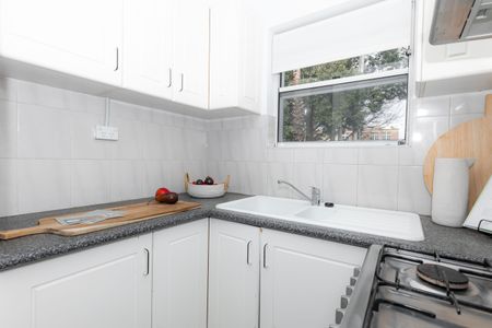 Spacious and convenient terrace-style townhouse - Photo 3