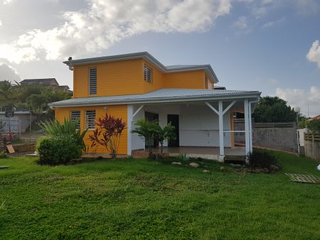 Jolie villa F4 meublée en bois mitoyenne + garage, située sur les hauteurs de PETIT-BOURG - Photo 2