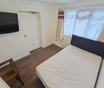 1 bedroom in a house share to rent - Photo 2