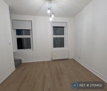1 bedroom in a flat share to rent - Photo 2