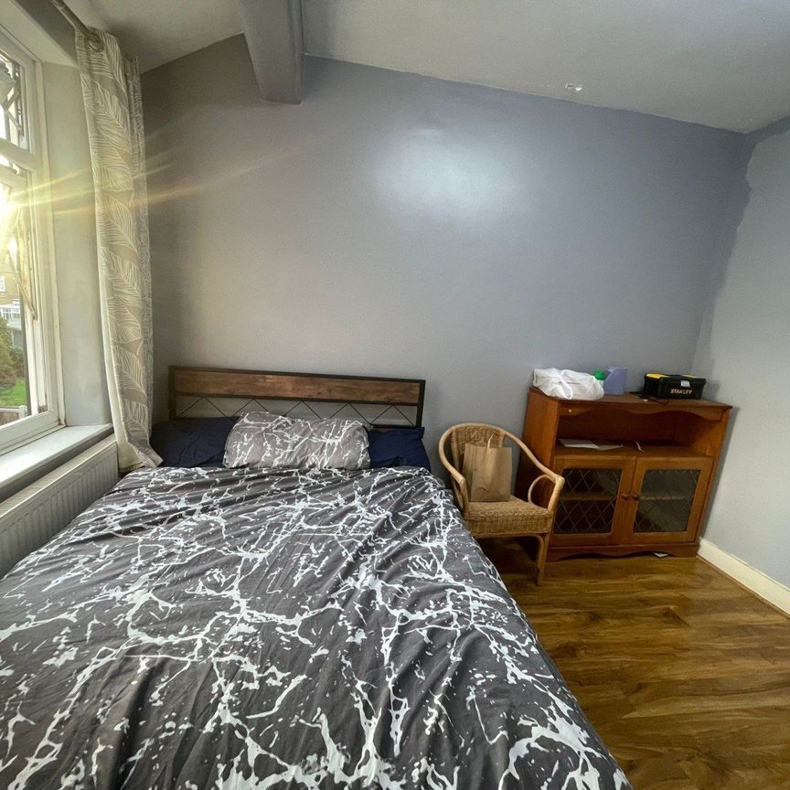 Double room in shared house close to goodmayes station- - Photo 1