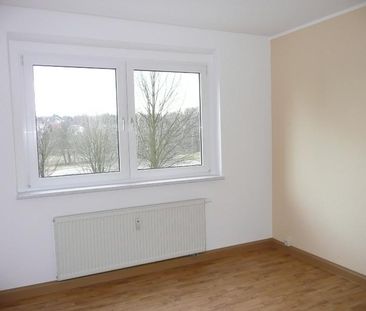 Großzügiges Wohnzimmer mit Balkon! - Photo 2