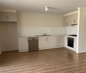 Modern 3 Bedroom Home - Photo 5