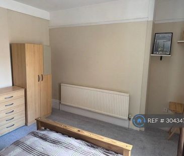 1 bedroom in a house share to rent - Photo 2