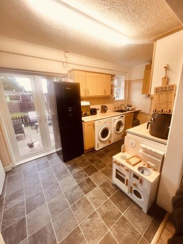 3 bedroom semi-detached house to rent - Photo 5