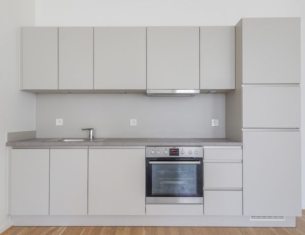 Lichtdurchflutetes Wohnambiente mit Loggia und moderner Einbauküche - Photo 1