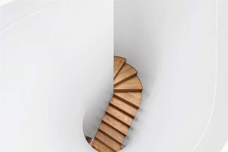 A very spacious two bedroom coach house, tucked away on one of Clapham's most premier roads. - Photo 2