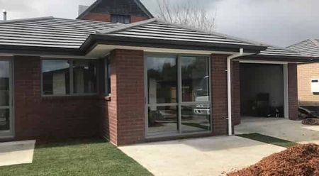 Sunny 3 bedroom house for rent!! - Photo 2