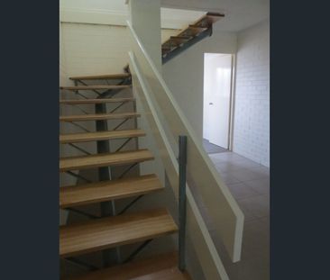 3 bedroom townhouse close to all! - Photo 1