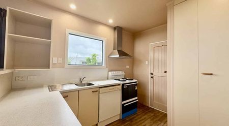 Charming and Spacious Home at 104a Allington Road - Photo 5