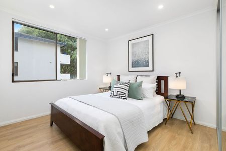 Beautifully Renovated Rear-of-block Apartment in an Ultra-convenient Location - Photo 4