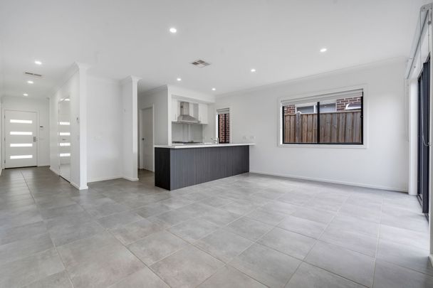 Perfect balance of space, style & convenience! - Photo 1