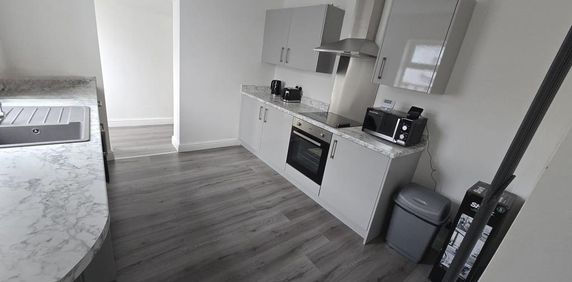 4 bedroom house of multiple occupation to rent - Photo 2