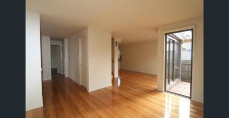 Spacious Three Bedroom Townhouse in Balwyn High School Zone - Photo 2