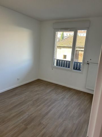 location Appartement T2 DE 40.38m² À RILLIEUX LA PAPE - Photo 2