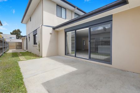 Near new. Family friendly. Easy care. - Photo 4