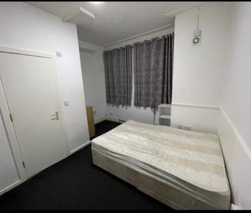 1 bedroom in a house share to rent - Photo 1