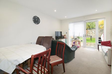 2 bedroom end of terrace house to rent - Photo 2