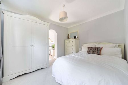 A beautifully presented, spacious four-bedroom property in a desirable and sought-after location - Photo 3