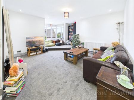 3 bedroom flat to rent - Photo 2