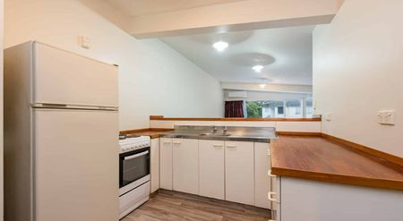 Super sunny upstairs 1 bedroom flat - Photo 5