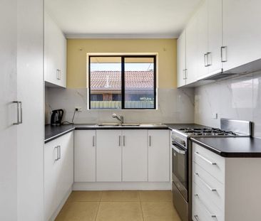 Well maintained homette in sought after location - Photo 3